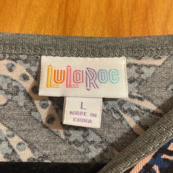 Valentines 💌 shirt Lighting makes it look cream bit it is blue and pink!! - Picture 2 of 9